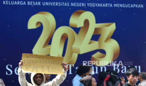 Aksi unjuk rasa dari Serikat Mahasiswa Indonesia (SMI) di depan kampus Universitas Negeri Yogyakarta (UNY), Yogyakarta, Kamis (19/1/2023). Pada aksi ini mereka menuntut perbaikan sistem uang kuliah tunggal (UKT) di UNY. Aksi solidaritas mahasiswa ini digelar buntut dari meninggalnya mahasiswa UNY, Nur Riska yang berjuang meminta keringanan UKT hingga akhir hayat.