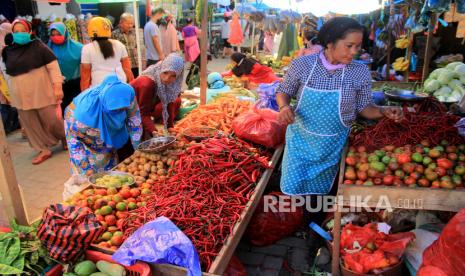 Suasana aktivitas jual beli di Pasar Tradisional Mamuju, Sulawesi Barat, Kamis (2/4). Pemerintah punya tugas cukup berat untuk menjaga stabilitas harga pangan menjelang Ramadhan dan Lebaran. Tantangan ini makin tak mudah, kala pandemi Covid-19 di Indonesia belum mereda. 