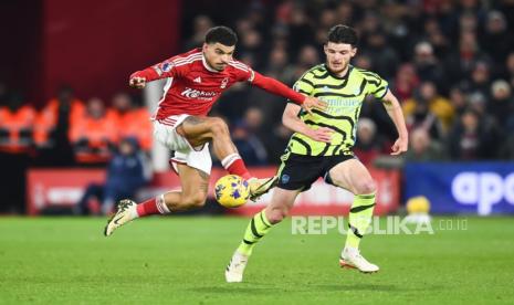 Morgan Gibbs-White (Kiri) dari Nottingham dan Declan Rice (kanan) dari Arsenal beraksi selama pertandingan sepak bola Liga Utama Inggris antara Norttingham Forest dan Arsenal FC, di Nottingham, Inggris,  Rabu (31/1/2024) dini hari WIB