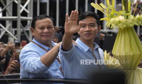 Pasangan capres Prabowo Subianto bersama cawapres Gibran Rakabuming Raka di kantor KPU, Jakarta Pusat, Rabu (25/10/2023)..