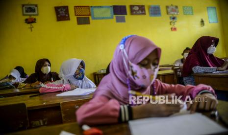 Anak-anak saat mengikuti uji coba pembelajaran tatap muka (PTM) di SDN Cihideung Ilir 5, Ciampea, Kabupaten Bogor, Jawa Barat, Rabu (25/8). Uji coba itu sebagai fase adaptasi bagi para pelajar menjelang diselenggarakannya PTM pada Senin (30/8) di sekolah tersebut. Pemerintah Kabupaten Bogor sudah memperbolehkan diselenggarakannya PTM pada Rabu (25/8) pasca penurunan status PPKM dari level 4 ke 3. Republika/Putra M. Akbar