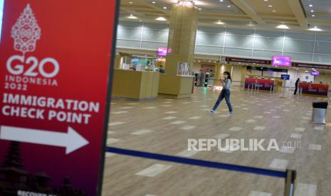 Petugas melintas di area Terminal Keberangkatan Internasional Bandara Internasional I Gusti Ngurah Rai, Badung, Bali (ilustrasi). PT Angkasa Pura (AP) I (Persero) mengungkapkan siang ini (Rabu, 16/11/2022) akan menjadi puncak kepulangn para delegasi internasional Konferensi Tingkat Tinggi (KTT) G20.