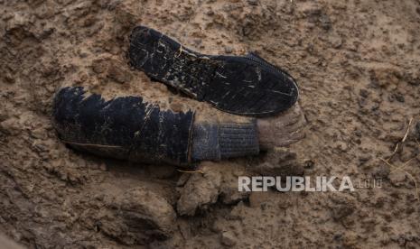 Tangan mayat muncul dari kuburan massal di Bucha, di pinggiran Kyiv, Ukraina, Ahad, 3 April 2022. 