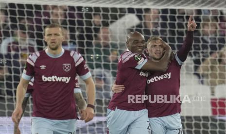 West Ham United disponsori oleh perusahaan judi (ilustrasi). Liga Primer Inggris secara kolektif telah sepakat untuk berhenti menampilkan sponsor perjudian di bagian depan kostum sepak bola mulai musim 2026/27. 