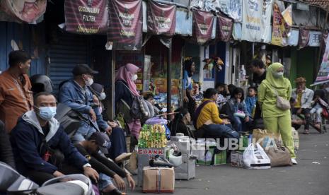 Calon penumpang menunggu kedatangan bus di Terminal Cicaheum, Kota Bandung, Jawa Barat, Kamis (20/4/2023). Kepala Terminal Cicaheum Roni Hermanto, memprediksi puncak arus mudik di Terminal Cicaheum akan terjadi pada Kamis (20/4/2023) atau H-2 Lebaran 2023 dengan penumpang mencapai tiga ribu orang.