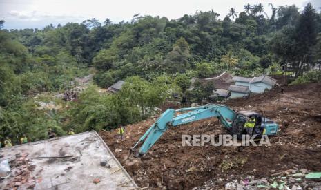 Petugas gabungan dibantu alat berat melakukan pencarian korban tanah longsor akibat gempa bumi di Jalan Mangunkerta, Cijedil, Kecamatan Cugenang, Kabupaten Cianjur, Selasa (22/11/2022). Berdasarkan keterangan petugas, hingga pukul 14.00 WIB diperkirakan masih ada 30 korban yang berlum ditemukan di area tersebut. Republika