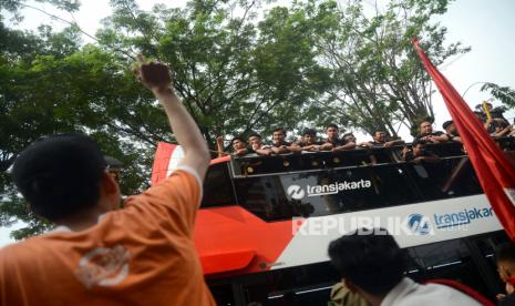 Suasana kirab juara kontingen Sea Games 2023 di Depan Gedung Kemenpora, Senayan, Jakarta, Jumat (19/5/2023). Kegiatan kirab juara ini sebagai bentuk penghormatan bagi para Atlet Indonesia yang telah sukses mengharumkan bangsa indonesia di SEA Games 2023. Adapun rute Kirab Juara ini yaitu Kantor Kemenpora-HI-GBK. Seperti diketahui Idonesia berhasi sukses merebut 87 medali emas, 80 medali perak dan 109 medali perunggu.