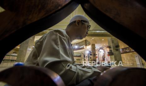 Umat Islam membaca Al Quran ketika beritikaf di Masjid Raya Sabilal Muhtadin, Banjarmasin, Kalimantan Selatan, Senin (3/5/2021). Niat dan Adab Itikaf di 10 Hari Terakhir Ramadhan