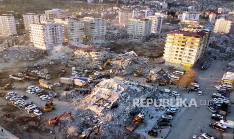 Foto udara yang diambil dengan drone menunjukkan puing-puing bangunan yang runtuh di kota Kahramanmaras, tenggara Turki, Rabu (8/2/2023).Lebih dari 11.000 orang tewas dan ribuan lainnya terluka setelah dua gempa besar melanda Turki selatan dan Suriah utara pada 06 Februari. Pihak berwenang khawatir jumlah korban tewas akan terus bertambah dan tim penyelamat terus mencari selamat di seluruh wilayah. Raja dan Putra Mahkota Saudi Aktifkan Jembatan Udara untuk Korban Gempa Turki