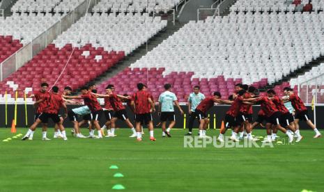 Pemain Timnas Indonesia melakukan latihan jelang pertandingan Kualifikasi Piala Dunia 2026 di Stadion Utama Gelora Bung Karno, Senayan, Jakarta, Rabu (5/6/2024). Timnas Indonesia akan melawan Timnas Irak pada pertandingan ke-5 Grup F Kualifikasi Piala Dunia 2026, Kamis 6 Juni 2024.