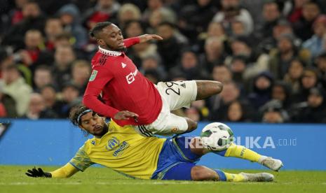 Bek Aaron Wan-Bissaka dari Manchester United (MU/atas).