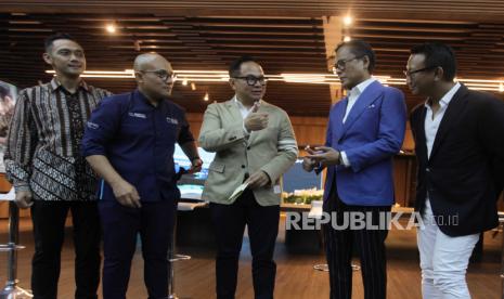 Wakil Menteri BUMN Kartika Wirjoatmodjo (tengah) bersama Direktur Indonesia Tourism Development Corporation (ITDC) Ari Respati (kedua kiri) dan Direktur Utama Injourney Dony Oskaria (kedua kanan) berbincang disela penandatanganan kerjasama investasi KEK Pariwisata Mandalika atau The Mandalika antara ITDC dengan tujuh investor di Jakarta, Rabu (1/11/2023). Kerjasama investasi ini merupakan wujud komitmen ITDC sebagai member Injourney Group, dalam melakukan percepatan pengembangan The Mandalika dengan menggandeng investor dalam dan luar negeri.