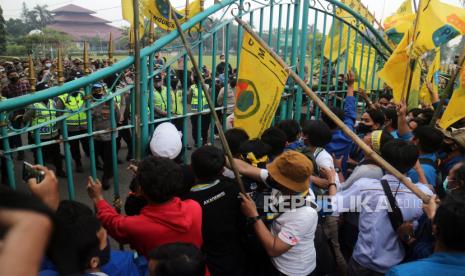 Sejumlah mahasiswa yang tergabung dalam Pergerakan Mahasiswa Islam Indonesia (PMII) melakukan aksi unjuk rasa di depan Kantor Pemerintah Daerah Kabupaten Bogor, Cibinong, Kabupaten Bogor, Jawa Barat, Rabu (13/4/2022). Dalam aksinya mereka menolak kenaikan BBM, menolak kenaikan PPN, menuntut Pemerintah untuk menstabilkan harga bahan pokok serta mengusut tuntas mafia minyak goreng. 