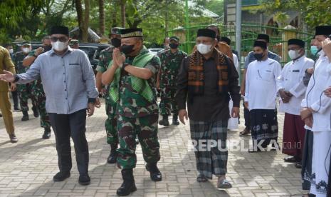 Kepala Staf Angkatan Darat (Kasad), Jenderal TNI Dudung Abdurachman (tengah) didampingi Pimpinan Pondok Pesantren Darul Ihsan, Tgk Muhammad Faisal (kanan) saat melakukan kunjungan di Pondok Pesantren Darul Ihsan di Desa Siem, Kabupaten Aceh Besar, Aceh, Kamis (10/3/2022). Dalam kunjungan tersebut, Dudung Abdurrahman menawarkan kepada santri untuk menjadi prajurit TNI AD melalui jalur penerimaan khusus dengan kouta sebanyak 250 orang. 