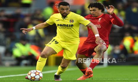 Pemain Villarreal Francis Coquelin (kiri) beraksi melawan pemain Liverpool Trent Alexander-Arnold pada pertandingan Liga Champions.