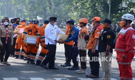 Gubernur Jawa Barat Ridwan Kamil memberikan bantuan logistik kepada perwakilan petugas saat Apel Gelar Pasukan Operasi Ketupat Lodaya 2022, di depan Gedung Sate, Jalan Diponegoro, Kota Bandung, Jumat (22/4). Operasi Ketupat Lodaya digelar untuk menjamin masyarakat aman dan sehat saat perayaan Idul Fitri 1443 H. Terkait kebijakan mudik Lebaran, Pemprov Jawa Barat mengikuti arahan pemerintah pusat. Masyarakat yang mudik harus mematuhi aturan yang berlaku di antaranya vaksinasi khusunya booster, Random Checking di sejumlah titik tertentu dan mewajibkan pusat perbelanjaan serta tempat wisata memasang aplikasi Peduli Lindungi.