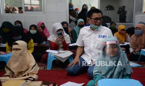 Ketua DPW PAN DKI Jakarta Eko Hendro Purnomo atau Eko Patrio berbincang dengan anak-anak yang sedang belajar dengan memanfaatkan hot spot gratis di Musholla An-Nur , Kosambi, Cengkareng, Jakarta, Rabu (12/8). Program hot spot gratis atau PAK EKO (Paket Edukasi Online) gratis ini dalam rangka membantu para siswa khusus yang kurang mampu dalam belajar online karena terkendala paket kuota atau internet.Prayogi/Republika.