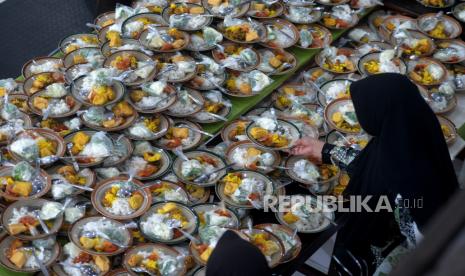 Relawan Masjid Jogokariyan menata piring makanan untuk berbuka puasa bersama di Masjid Jogokariyan, Yogyakarta, Kamis (23/3/2023).