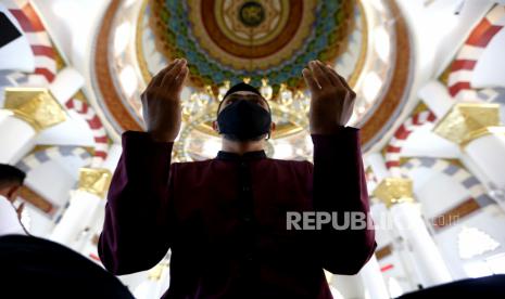 Umat Islam melakukan iktikaf di Masjid Haji Keuchik Leumik, Banda Aceh, Aceh, Jumat (15/5/2020). Menjelang berakhirnya bulan Ramadhan umat Islam melakukan iktikaf di masjid untuk memperbanyak amal dan ibadah serta memohon ampunan kepada Allah SWT