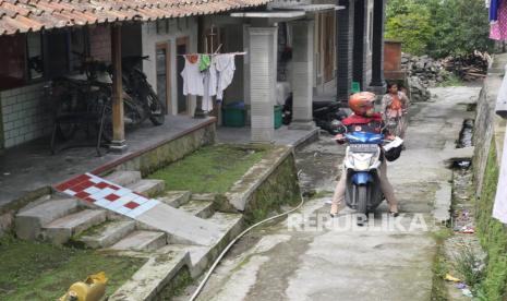 Petugas BPBD mendatangi rumah warga saat evakuasi penduduk rentan di Dusun Krinjing, Dukun, Magelang, Jawa Tengah, Jumat (6/11). BPBD Jawa Tengah mulai mengevakuasi penduduk rentan yang berada di dalam radius berbahaya erupsi Gunung Merapi. Lansia dan balita dievakuasi menggunakan mobil bak terbuka menuju tempat pengungsian yang lebih aman.