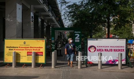 Pengunjung berjalan di kawasan Malioboro, Yogyakarta, Jumat (2/7/2021). Pemerintah Daerah Istimewa Yogyakarta berencana menerapkan kebijakan Pemberlakukan Pengetatan Kegiatan Masyarakat (PPKM) Darurat untuk Kabupaten Sleman, Kabupaten Bantul dan Kota Yogyakarta mulai 3-20 Juli 2021 sebagai upaya menurunkan kasus COVID-19. 