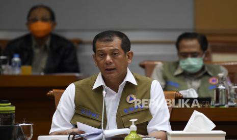 Kepala Badan Nasional Penanggulangan Bencana (BNPB) Letjen Doni Monardo mengikuti rapat kerja bersama Komisi VIII DPR di Kompleks Parlemen Senayan, Jakarta, Selasa (23/6/2020). Rapat kerja tersebut membahas pembicaraan pendahuluan RAPBN Tahun Anggaran 2021, RKP 2021 dan evaluasi kinerja BNPB tahun 2020. ANTARA FOTO/Puspa Perwitasari/hp.