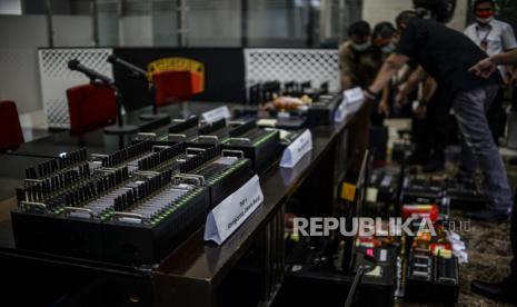 Sejumlah barang bukti diperlihatkan saat konferensi pers jaringan sindikat pinjaman online ilegal di Bareskrim Polri, Jakarta, Jumat (15/10). Direktorat Tindak Pidana Ekonomi Khusus (Dit Tipideksus) Bareskrim Polri berhasil mengungkap jaringan sindikat pinjaman online ilegal dengan menangkap tujuh orang tersangka beserta barang bukti berupa 48 unit modem, 2 unit CPU, 2 unit laptop dan 2 unit monitor dari delapan lokasi di wilayah Jakarta dan Tangerang. Republika/Putra M. Akbar