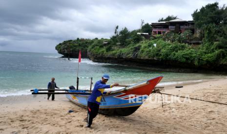 Perahu nelayan bersiap bersandar di Pantai Gesing, Panggang, Gunungkidul, Yogyakarta, Kamis (11/2). 