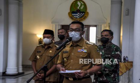 Gubernur Jawa Barat Ridwan Kamil (tengah) didampingi Wakil Gubernur Jawa Barat Uu Ruzhanul Ulum (kiri).