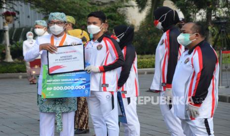 Gubernur Jawa Barat Ridwan Kamil menyerahkan hadiah apresiasi kepada atlet Jawa Barat yang berprestasi di Olimpiade Tokyo 2020 saat Upacara Hari Jadi Jawa Barat ke-76, di halaman Gedung Sate, Kota Bandung, Kamis (19/8).