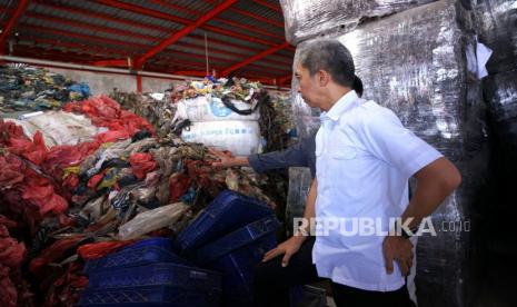 Wakil Wali Kota Bogor, Dedie A. Rachim, didampingi Kepala Dinas Lingkungan Hidup (DLH) Kota Bogor beserta jajarannya melakukan kunjungan kerja (kunker) ke dua Tempat Pengolahan Sampah Terpadu (TPST) di Kota Denpasar, Bali, Kamis (22/6/2023).