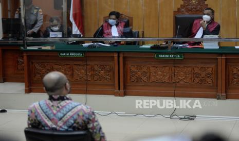 Ketua Majelis Hakim Jon Sarman Saragih (kanan) memimpin jalannya sidang tuntutan Mantan Kapolda Sumatra Barat Irjen Pol Teddy Minahasa di Pengadilan Negeri Jakarta Barat, Jakarta, Kamis (30/3/2023). Jaksa Penuntut Umum (JPU) menuntut Teddy Minahasa dengan hukuman mati terkait kasus memperjualbelikan barang bukti narkotika jenis sabu-sabu sitaan seberat lima kilogram.