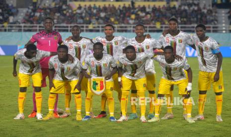 Pemain Timnas U17 Mali berfoto sebelum melawan Timnas U17 Perancis pada pertandingan Semifinal Piala Dunia U17 2023 di Stadion Manahan, Surakarta, Jawa Tengah, Selasa  (28/11/2023). Pada babak pertama Mali berhasil unggul 1-0 atas Perancis. Gol dicetak pada akhir babak pertama oleh penyerang Ibrahim Diarra.