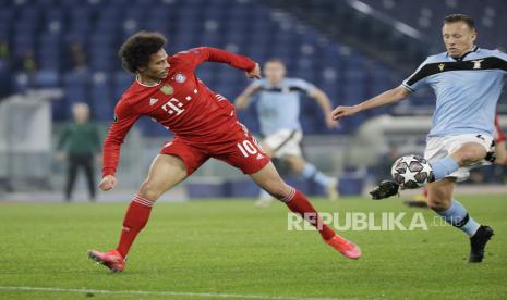 Leroy Sane dari Bayern, kiri, menantang bola dengan pemain Lazio, Lucas Leiva pada pertandingan leg pertama babak 16 besar Liga Champions antara Lazio dan Bayern Munich di stadion Olimpiade di Roma, Selasa, 23 Februari 2021. 