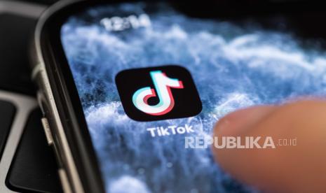  Tampilan close-up menunjukkan aplikasi berbagi video TikTok.