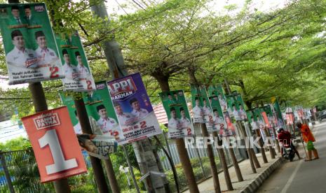 Alat peraga kampanye (APK) yang terpasang di pohon dan tiang listrik di Makassar, Sulawesi Selatan, Rabu (14/10/2020). Pilkada berbiaya mahal diyakini menjadi salah satu pemicu kepala daerah korupsi.