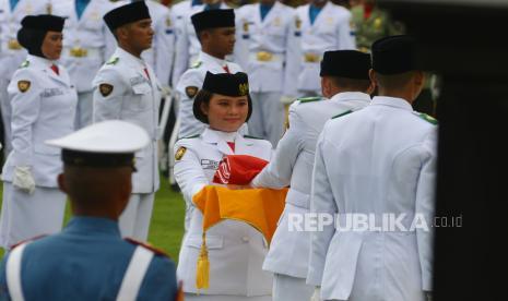 Anggota paskibraka nasional asal Jawa Tengah I Dewa Ayu Firsty Meita Dewanggi membawa baki bendera pusaka saat Upacara Peringatan Detik-Detik Proklamasi di Istana Negara, Jakarta, Rabu (17/8/2022). Sebanyak 4500 orang mengikuti Upacara Detik-Detik Proklamasi yang dipimpin langsung oleh Presiden Joko Widodo.