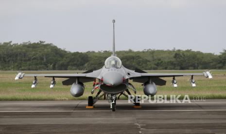  Sebuah jet tempur F-16 (ilustrasi). enteri Pertahanan (Menhan) Ukraina Oleksiy Reznikov telah meminta bantuan pertahanan udara, termasuk jet tempur F-16, kepada Spanyol. 