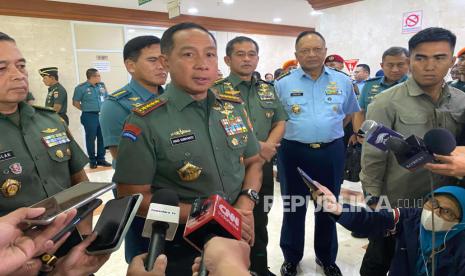 Panglima TNI Jenderal Agus Subiyanto menjawab soal pengisian jabatan ASN oleh prajurit TNI dan isu tentara bayaran Ukraina, di Gedung Nusantara II, Kompleks Parlemen, Jakarta, Kamis (21/3/2024). 