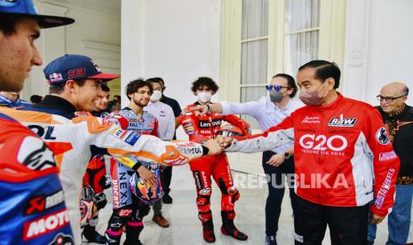  Foto selebaran yang disediakan oleh Istana Kepresidenan Indonesia menunjukkan Presiden Indonesia Joko Widodo (2-kanan) menyapa pebalap Repsol Honda Tim MotoGP Marc Marquez dari Spanyol (tengah) dan pebalap MotoGP lainnya selama pertemuan di Istana Merdeka di Jakarta, 16 Maret 2022. Indonesia akan menjadi tuan rumah balapan MotoGP di sirkuit Mandalika baru di pulau resor Lombok pada 18-20 Maret.