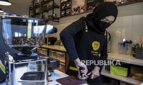 Barista penyandang disabilitas sensorik netra sedang menyajikan kopi (ilustrasi).