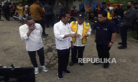 Presiden Joko Widodo (kedua kiri) berbincang dengan Menteri PUPR Basuki Hadimuljono (kedua kanan), Menteri BUMN Erick Thohir saat meninjau jalan rusak di Kampung Rama Nirwana, Seputih raman, Lampung Tengah, Lampung, Jumat (5/5/2023). Presiden Jokowi mengucurkan dana Rp800 miliar untuk memperbaiki jalan rusak di Provinsi Lampung.