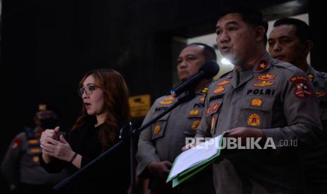 Karo Penmas Divisi Humas Polri Brigjen Ahmad Ramadhan (kanan) memberikan keterangan pers di TNCC Mabes Polri, Jakarta, Rabu (22/2/2023). 