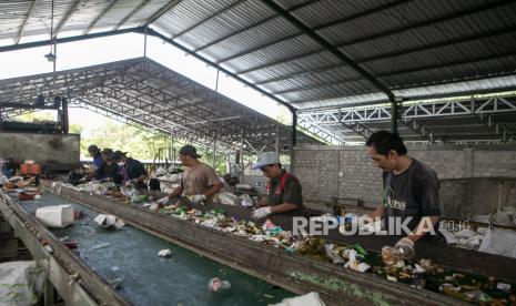 Pekerja memilah sampah di Kelompok Usaha Pengelolaan Sampah (Kupas) BUMDes Panggung Lestari, Desa Panggungharjo, Bantul, DIY, Selasa (2/1/2024). Ini menjadi salah satu sumber ekonomi desa.