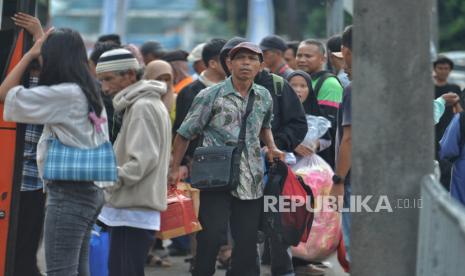 Pemudik tiba di Terminal Kampung Rambutan, Jakarta, Selasa (16/4/2024). Menko PMK sebut penanganan arus mudik-balik sudah baik meski ada insiden.