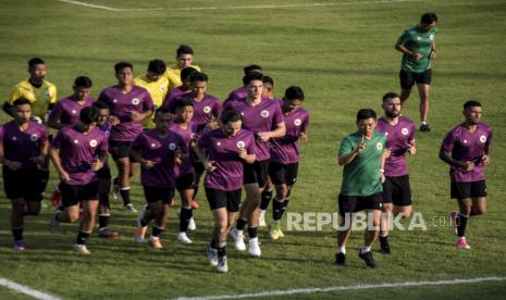 Sejumlah pemain dan ofisial Timnas Indonesia berlari saat menjalani sesi latihan di Stadion Sidolig, Jalan A Yani, Batununggal, Kota Bandung, Jumat (27/5/2022). Latihan tersebut digelar dalam rangka persiapan jelang laga FIFA Match Day Timnas Indonesia melawan Bangladesh pada Rabu (1/6/2022) di Bandung dan kualifikasi Piala Asia 2023 yang digelar pada 8-14 Juni mendatang.  