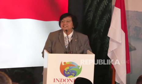 Menteri Lingkungan Hidup dan Kehutanan Republik Indonesia Siti Nurbaya Bakar memberikan sambutan saat pembukaan Indonesia Pavilion pada COP 28 di Dubai, Kamis (30/11/2023).