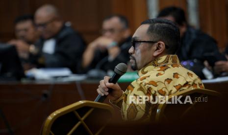 Anggota DPR RI Ahmad Sahroni memberikan keterangan sebagai saksi dalam sidang terkait kasus pemerasan dan gratifikasi di Kementerian Pertanian, dengan terdakwa Syahrul Yasin Limpo di Pengadilan Tipikor, Jakarta, Rabu (5/6/2024). 