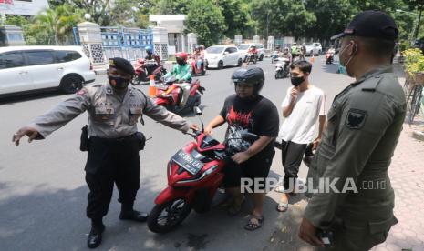 Pengendara sepeda motor terjaring razia penegakan protokol kesehatan COVID-19 di Kota Kediri, Jawa Timur, Kamis (12/11/2020). Razia gabungan Polisi, TNI dan Satpol PP tersebut diselenggarakan secara berkelanjutan sebagai upaya menyadarkan masyarakat untuk disiplin menerapkan protokol kesehatan. 