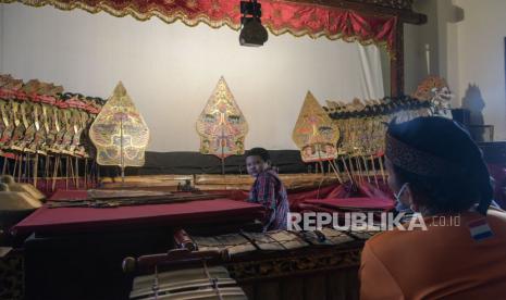 Seorang anak belajar suluk (tembang pembuka) saat berlatih mendalang wayang kulit di Sanggar Nirmalasari.